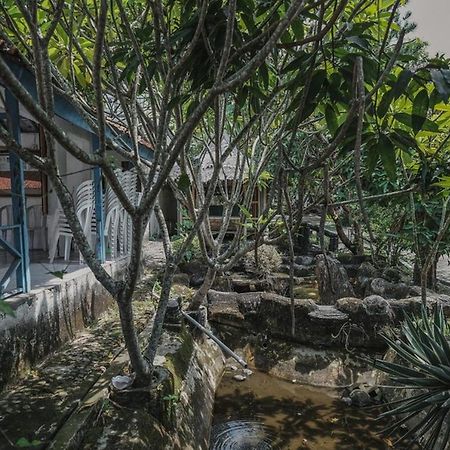 Отель Reddoorz Near Pantai Florida Anyer Серанг Экстерьер фото
