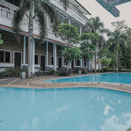 Отель Reddoorz Near Pantai Florida Anyer Серанг Экстерьер фото