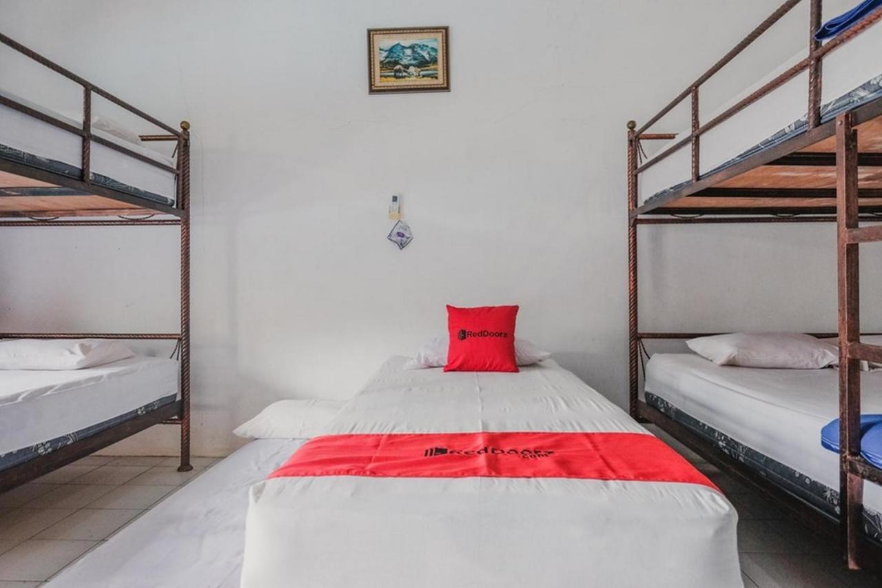 Отель Reddoorz Near Pantai Florida Anyer Серанг Экстерьер фото