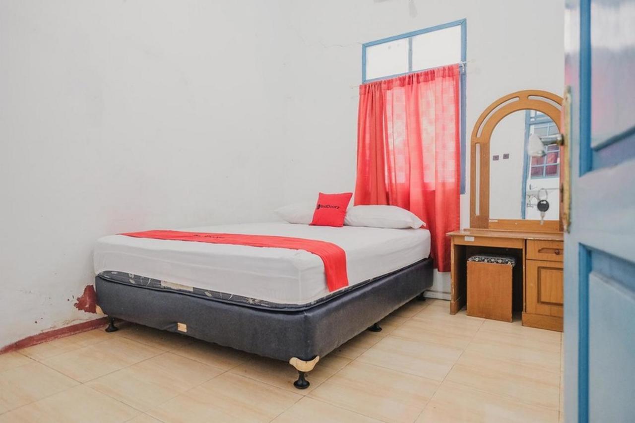 Отель Reddoorz Near Pantai Florida Anyer Серанг Экстерьер фото