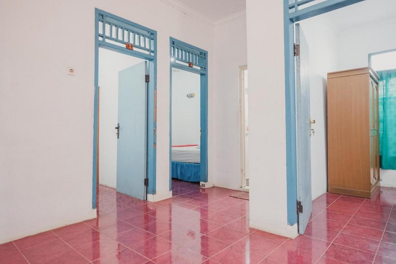 Отель Reddoorz Near Pantai Florida Anyer Серанг Экстерьер фото