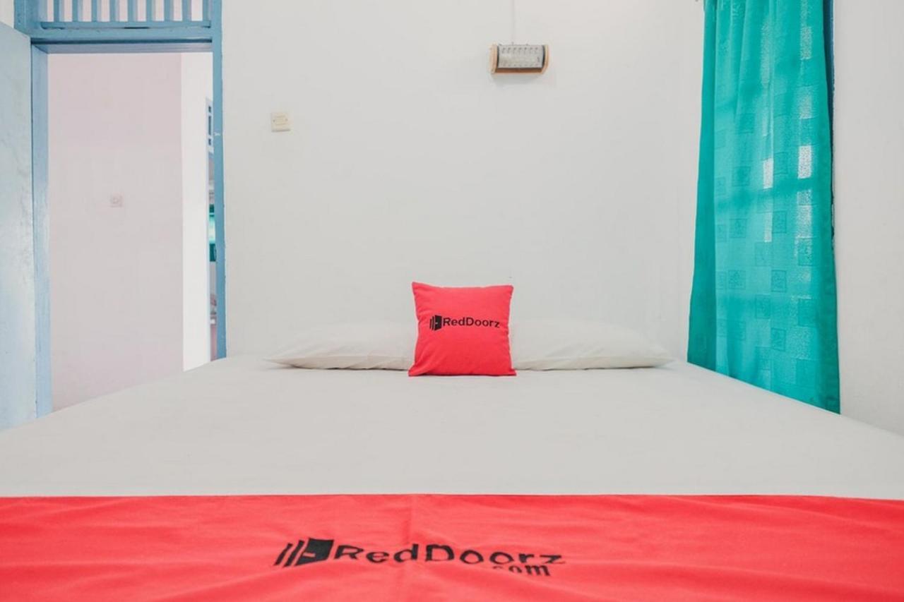 Отель Reddoorz Near Pantai Florida Anyer Серанг Экстерьер фото
