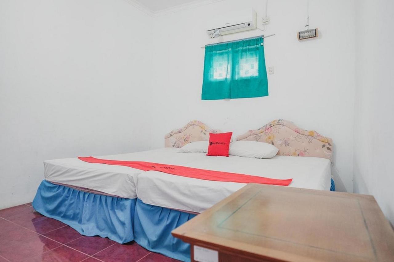 Отель Reddoorz Near Pantai Florida Anyer Серанг Экстерьер фото