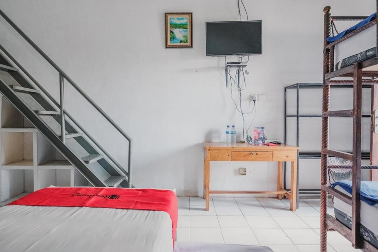 Отель Reddoorz Near Pantai Florida Anyer Серанг Экстерьер фото