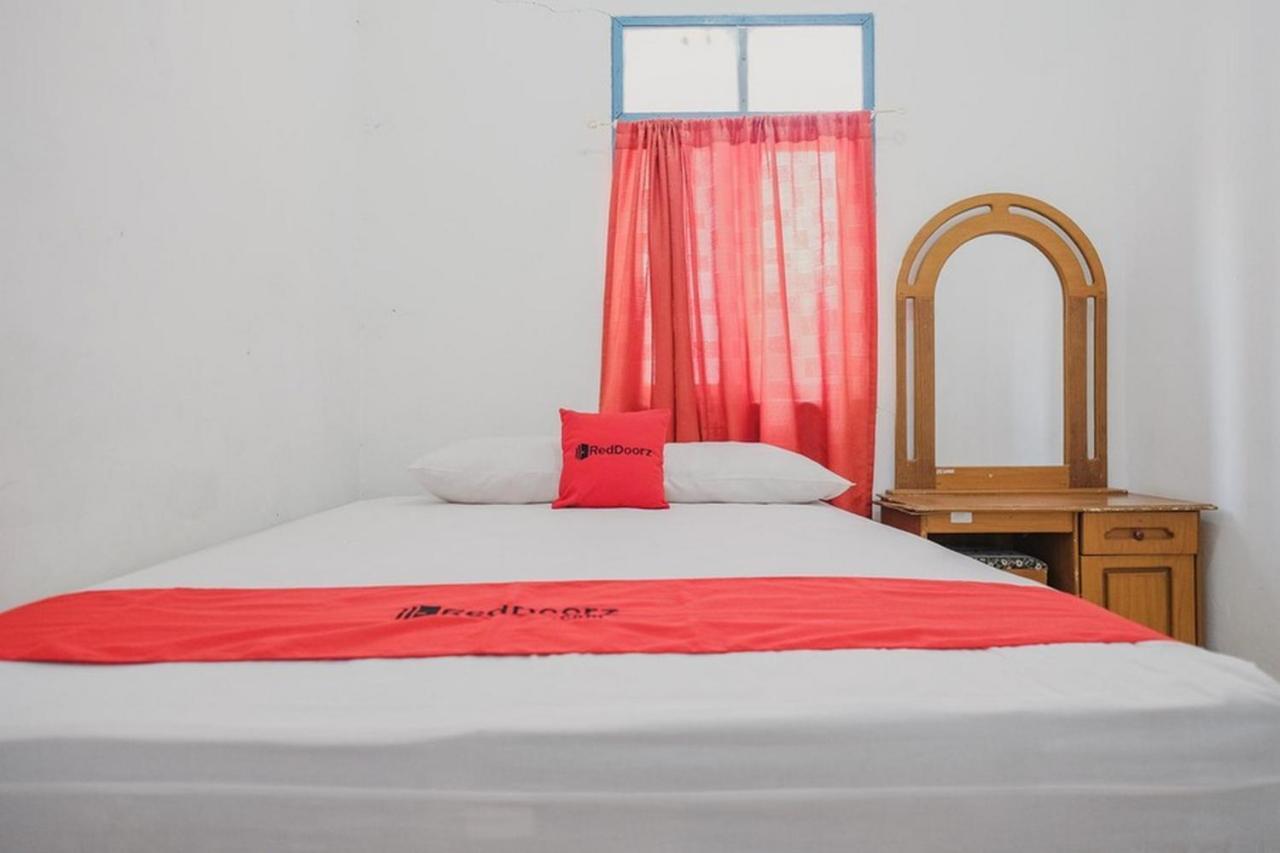 Отель Reddoorz Near Pantai Florida Anyer Серанг Экстерьер фото
