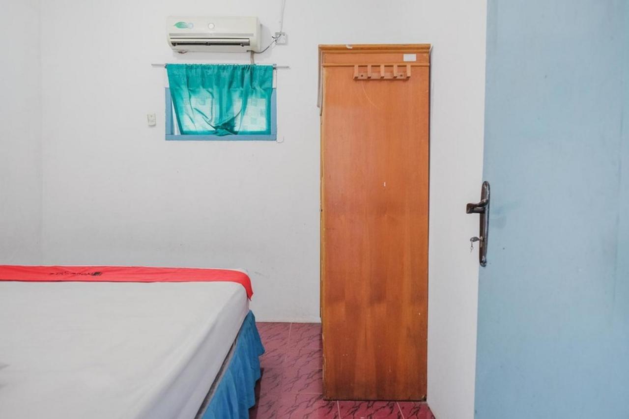 Отель Reddoorz Near Pantai Florida Anyer Серанг Экстерьер фото
