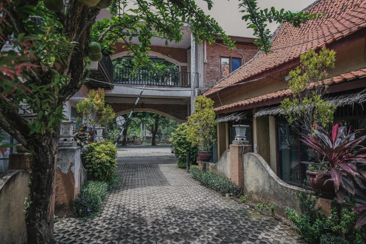 Отель Reddoorz Near Pantai Florida Anyer Серанг Экстерьер фото