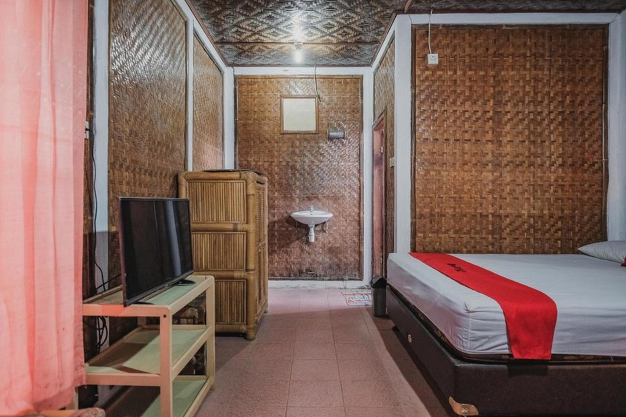 Отель Reddoorz Near Pantai Florida Anyer Серанг Экстерьер фото