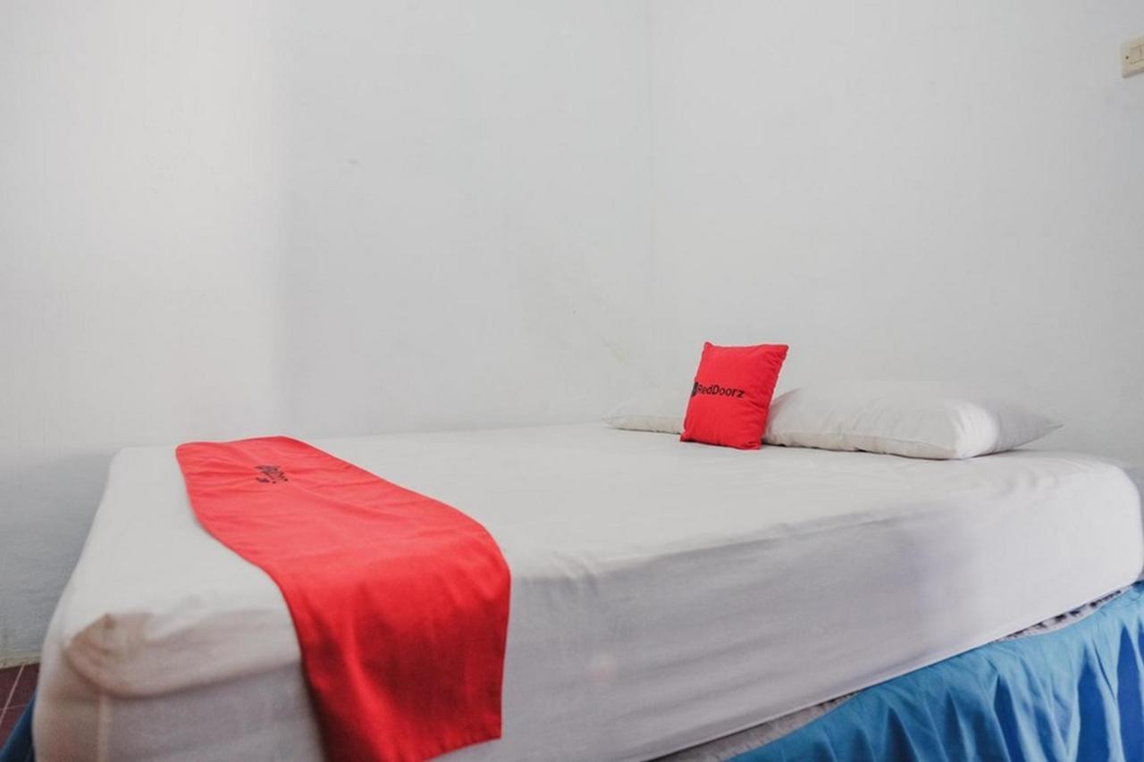 Отель Reddoorz Near Pantai Florida Anyer Серанг Экстерьер фото