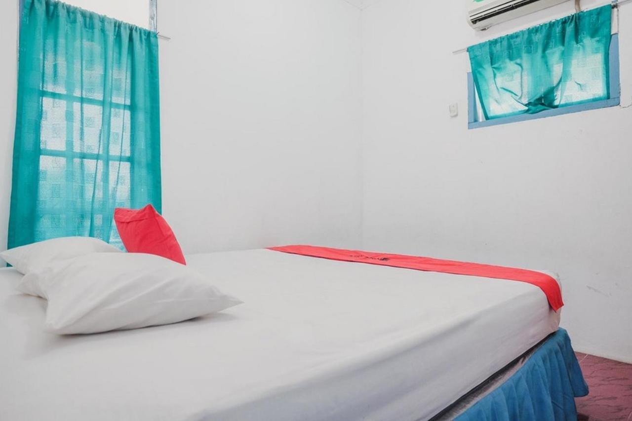 Отель Reddoorz Near Pantai Florida Anyer Серанг Экстерьер фото