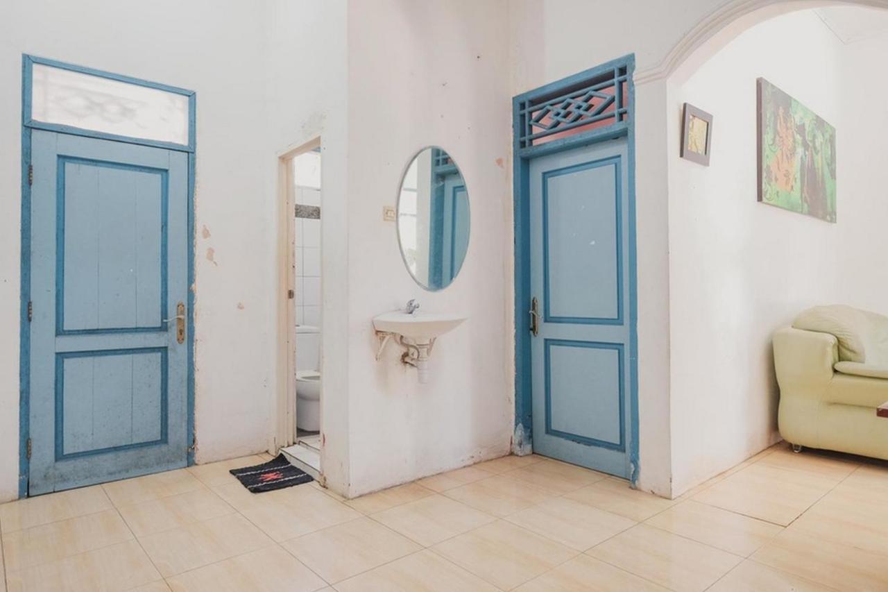 Отель Reddoorz Near Pantai Florida Anyer Серанг Экстерьер фото