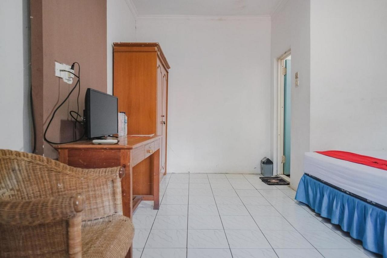 Отель Reddoorz Near Pantai Florida Anyer Серанг Экстерьер фото