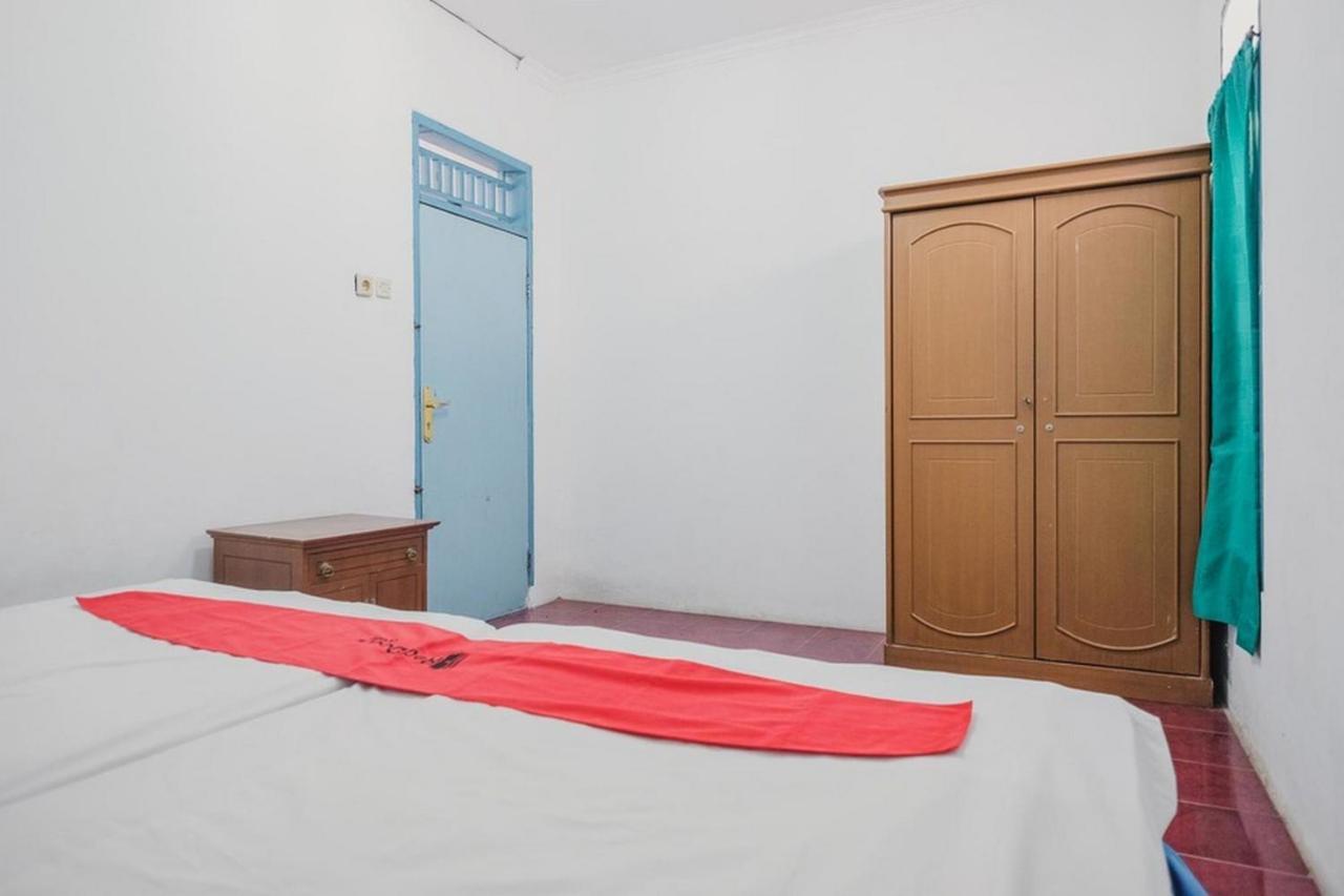 Отель Reddoorz Near Pantai Florida Anyer Серанг Экстерьер фото