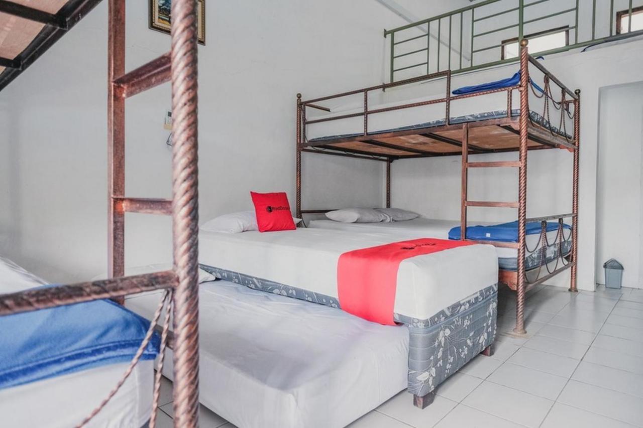 Отель Reddoorz Near Pantai Florida Anyer Серанг Экстерьер фото
