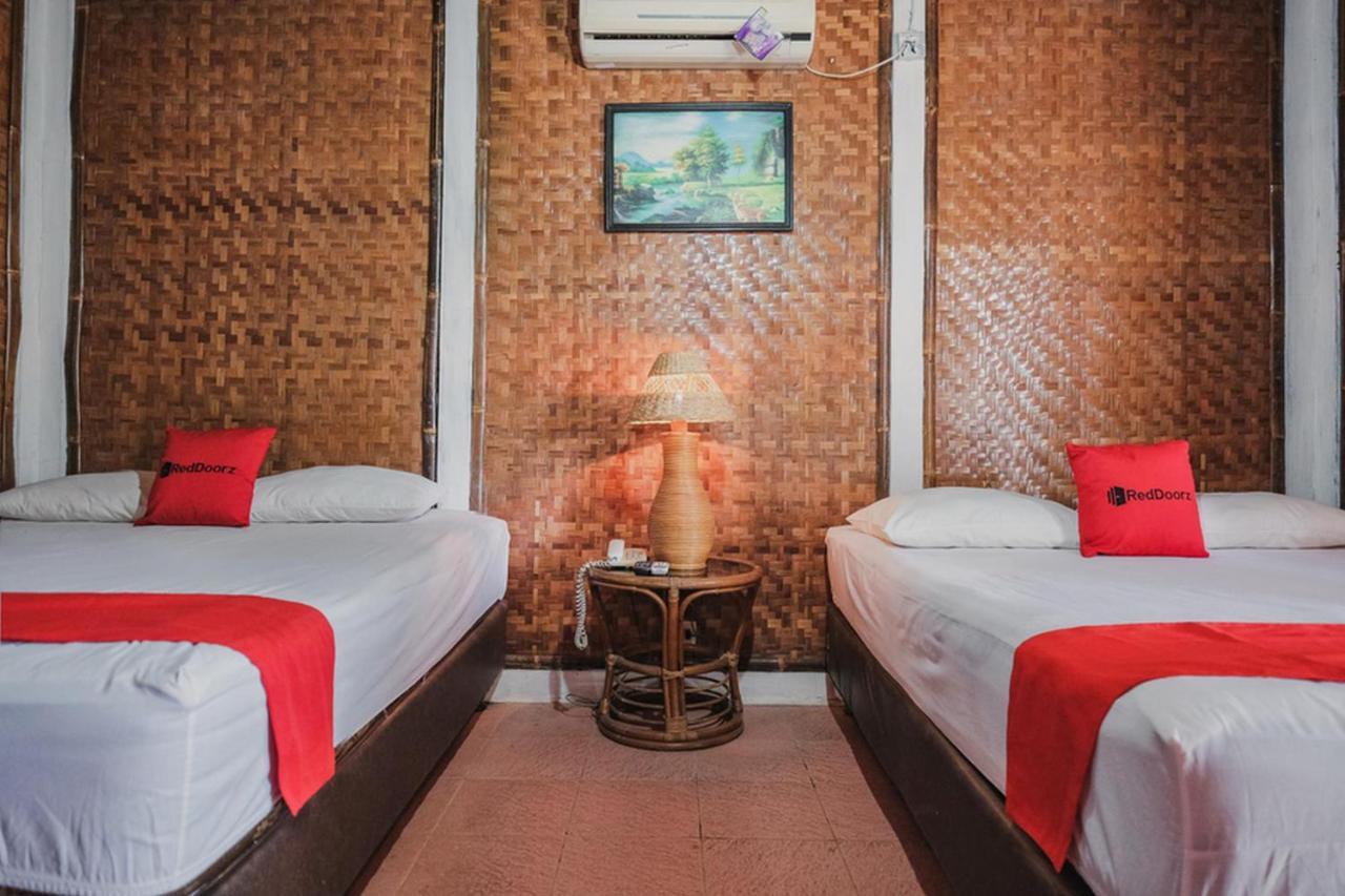 Отель Reddoorz Near Pantai Florida Anyer Серанг Экстерьер фото