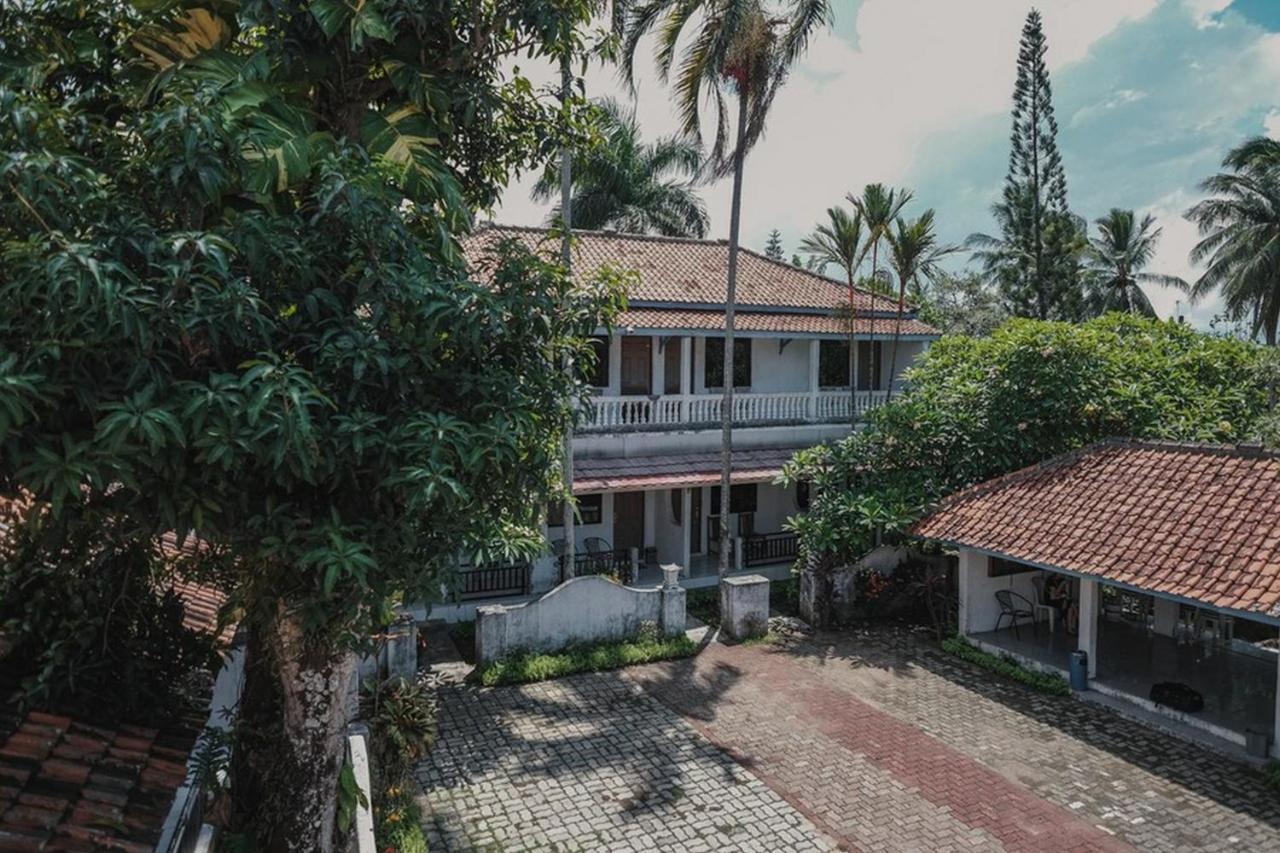 Отель Reddoorz Near Pantai Florida Anyer Серанг Экстерьер фото