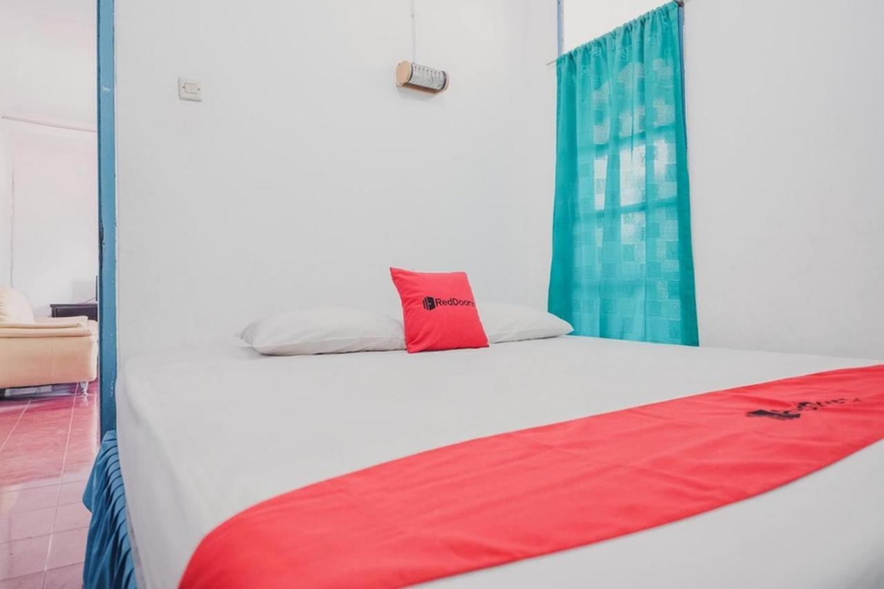 Отель Reddoorz Near Pantai Florida Anyer Серанг Экстерьер фото