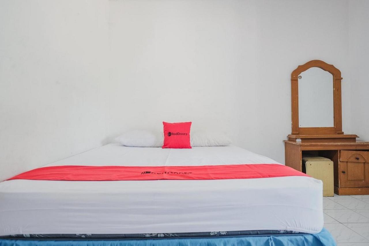 Отель Reddoorz Near Pantai Florida Anyer Серанг Экстерьер фото