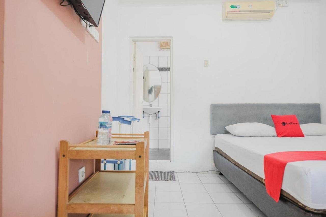 Отель Reddoorz Near Pantai Florida Anyer Серанг Экстерьер фото