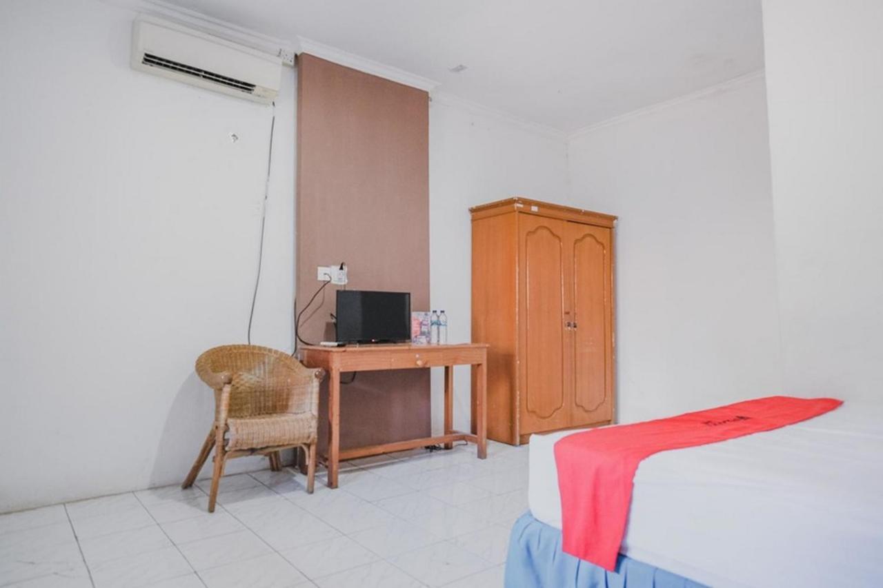 Отель Reddoorz Near Pantai Florida Anyer Серанг Экстерьер фото